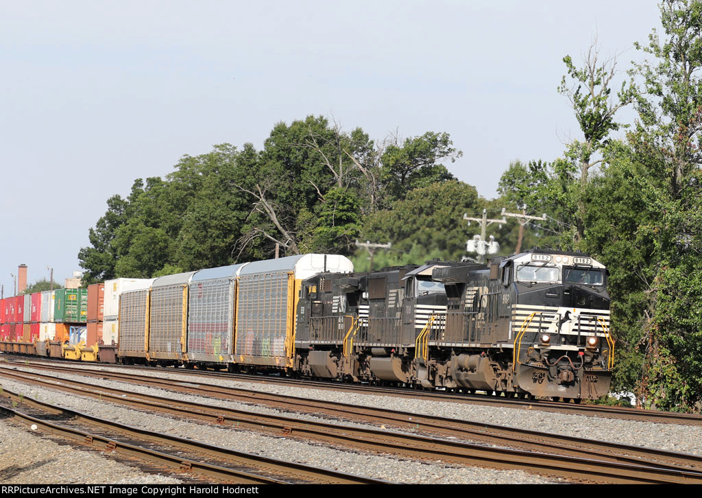 NS 9162 leads train 214 northbound